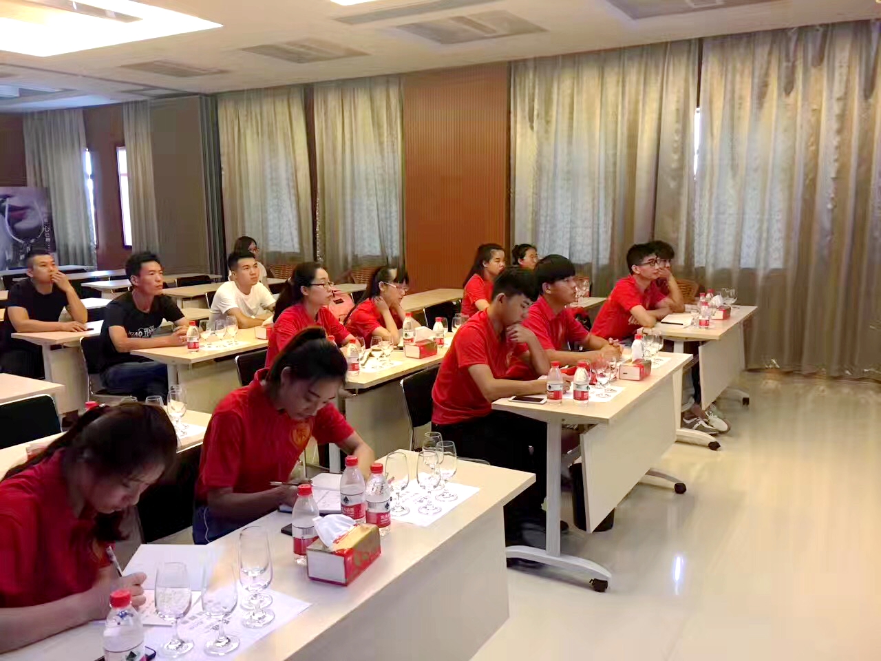 学习葡萄酒品鉴专业知识