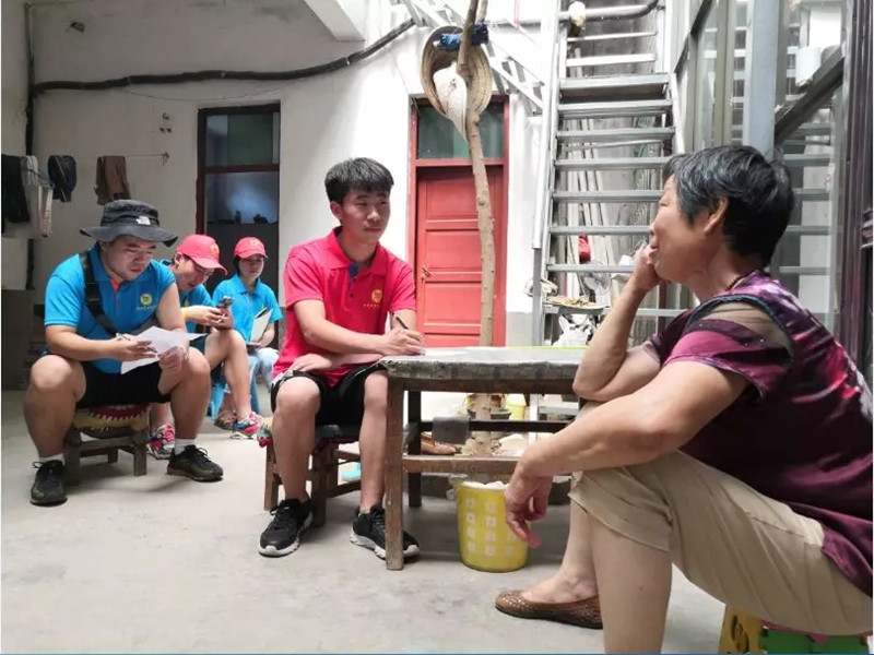 服务队成员走访贫困户