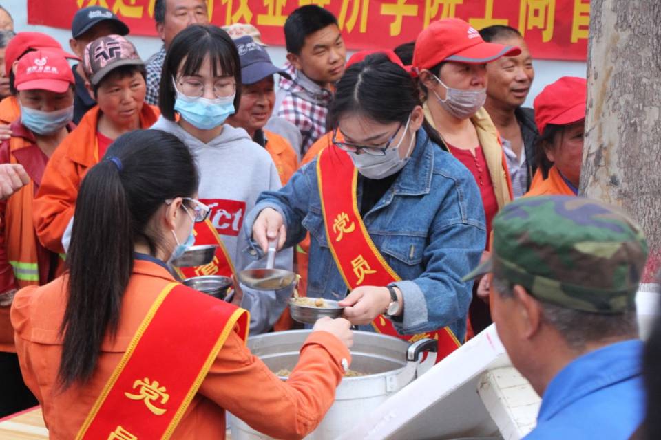 为环卫工人打粥