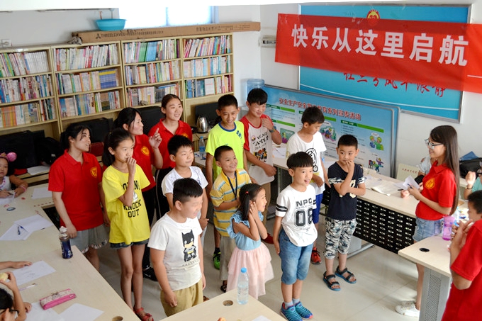 与孩子们一起做游戏