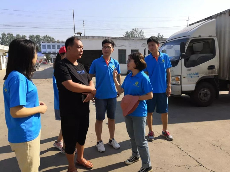 服务队成员对村干部进行咨询