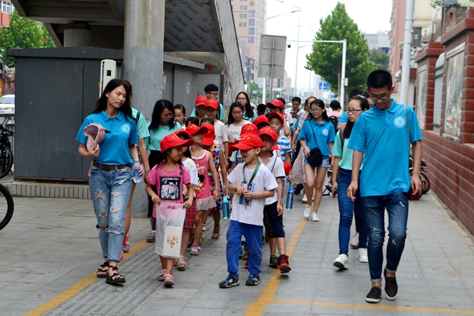 志愿者和孩子们前往河南省博物院