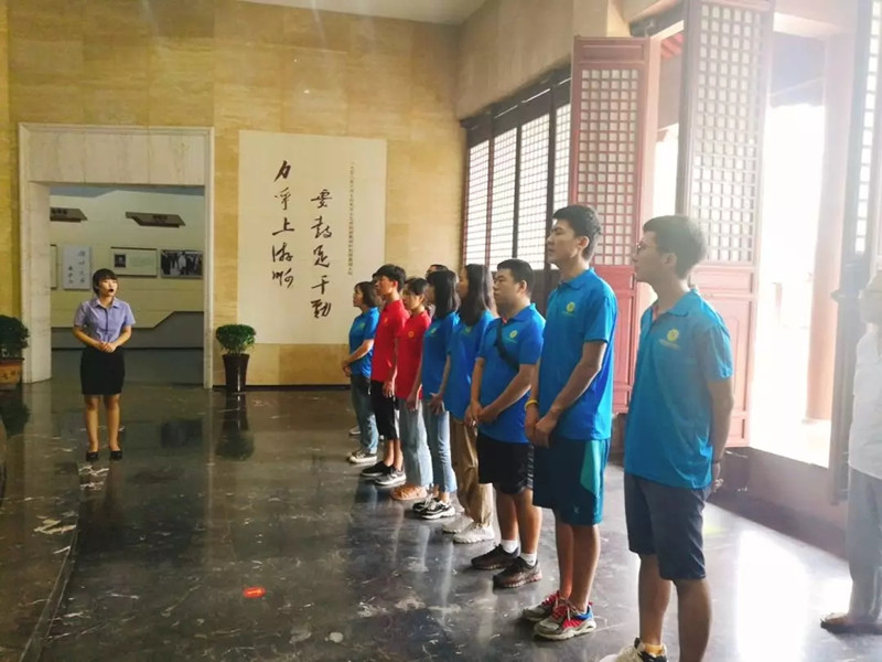 服务队成员参观毛主席纪念馆